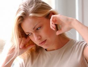 Вухо не болить, але не чує: причини і що робити