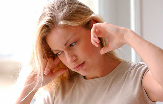 Вухо не болить, але не чує: причини і що робити