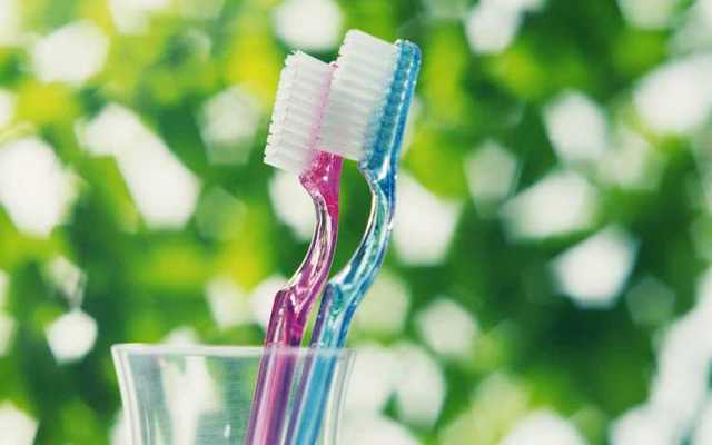 В який час і скільки рекомендується чистити зуби?