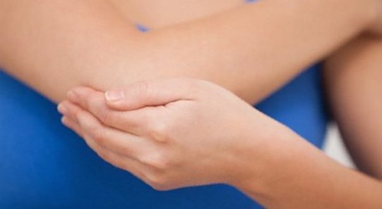 Груба шкіра на ліктях і колінах: чому лущиться шкіра на ліктях, як пом'якшити шкіру