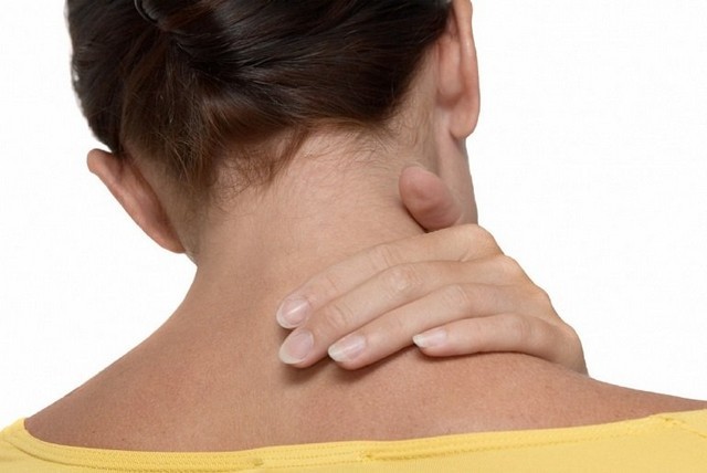 Пухлина на шиї справа, зліва або ззаду: симптоми і лікування