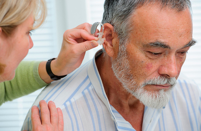 Втрата слуху на одне, на два вуха у дорослих, людей похилого віку: причини, лікування, інвалідність