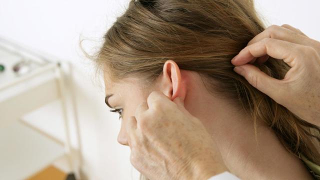Запалився лімфовузол за вухом: причини, як лікувати і що робити