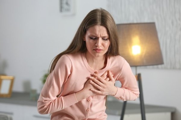 Біль в грудині посередині при вдиху, при натисканні, при русі - причини
