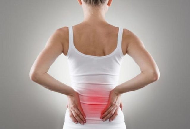 При кашлі віддає в спину: причини болю, супутні симптоми і лікування