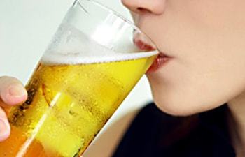 Пиво при грудному вигодовуванні: через скільки виводиться з організму, коли можна годувати