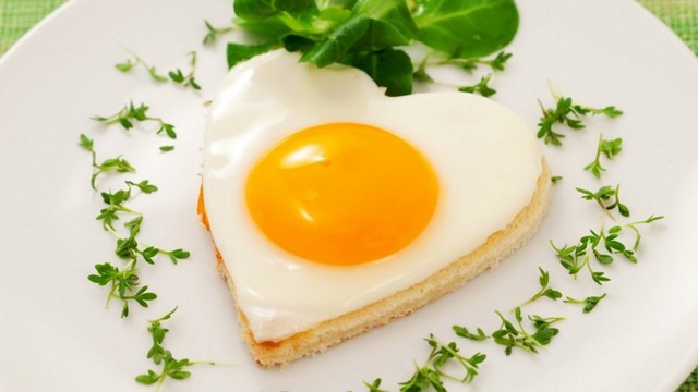 Скільки калорій в яйці: харчова цінність, користь і шкода для організму, вживання при схудненні