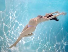 Плавання в басейні при вагітності на ранніх термінах, у 2, 3 триместрах: користь і шкода, особливості тренувань, вплив на плід