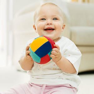 Перші шість місяців життя немовляти: розвиток дитини, що вміє дитина в півроку