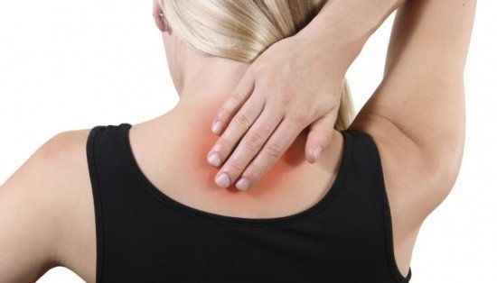 З чим пов'язана біль в спині і грудях у верхній частині?