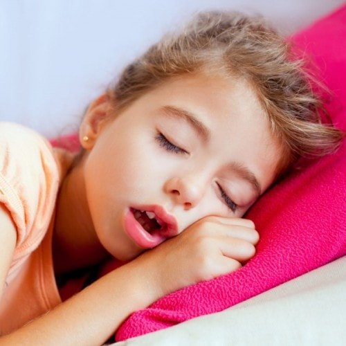 Чому дитина скрипить зубами: можливі причини скреготу зубами вночі