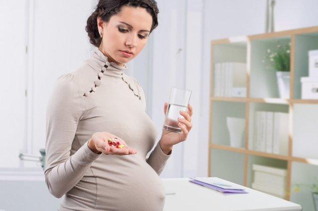Ангіна при вагітності на 1, 2 і 3 триместрі: чим лікувати, що можна