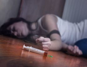 Передозування наркотиками: супутні симптоми, перша допомога, вплив на організм і побічні ефекти