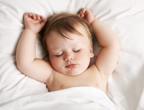 Чому дитина потіє уві сні після хвороби, що це означає?