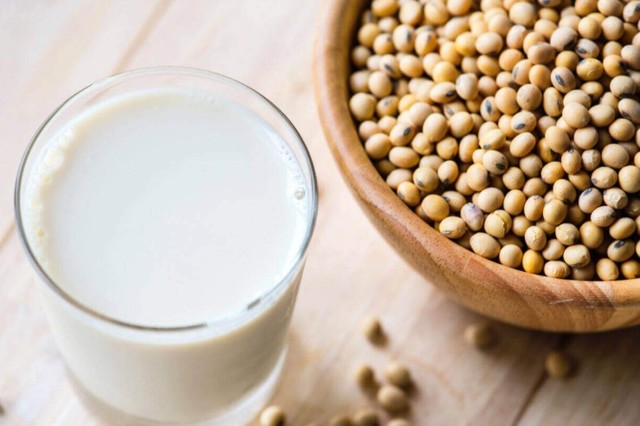 Корисні властивості і шкода соєвого молока, харчова цінність та склад, актуальні рецепти з соєвим молоком