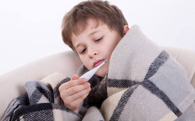 Скільки при ангіні тримається температура у дитини і дорослого?
