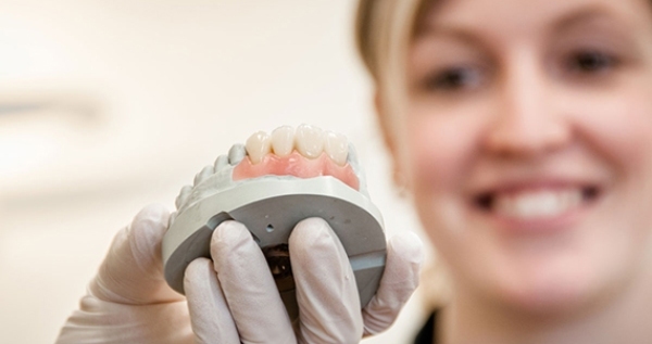Покривні зубні протези: показання, протипоказання, матеріали, що застосовуються при виготовленні, «плюси» і «мінуси» конструкцій