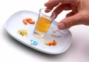 Пімафуцин і алкоголь: сумісність речовин, через скільки можна пити спиртне, наслідки вживання