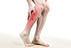Ниє нога нижче коліна: причини, що робити, до якого лікаря звернутися