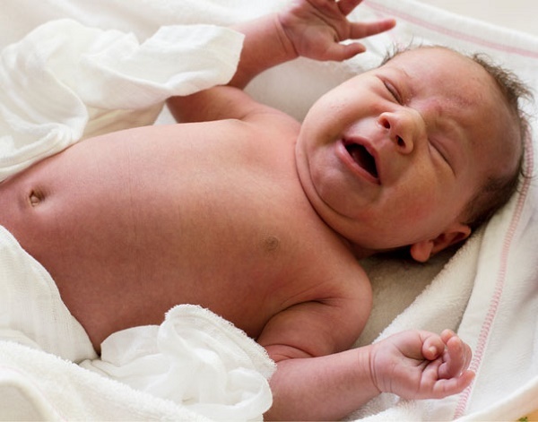 Тремор у новонародженого: чому у новонароджених тремтить, руки і ноги