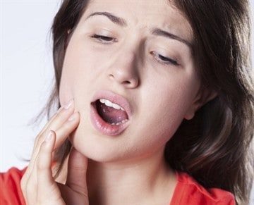 Клацає щелепу при відкритті рота, жуванні: що робити, чому хрумтить щелепу