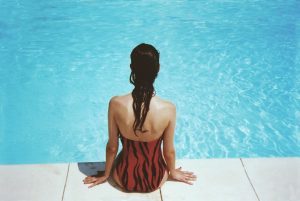 Плавання в басейні при вагітності на ранніх термінах, у 2, 3 триместрах: користь і шкода