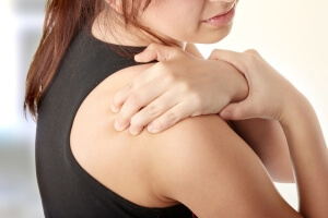 Розтягнення зв'язок плечового суглоба: симптоми, як лікувати, в домашніх умовах
