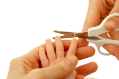 Вчимося правильно підстригати нігті дитині
