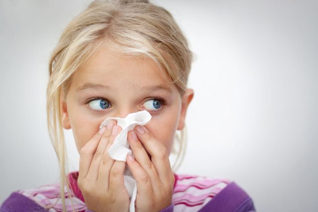 Температура при алергічного риніту: причини, чи може бути