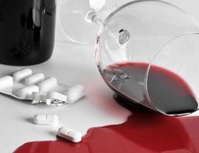 Чи можна змішувати алкоголь з антибіотиками: які наслідки вживання вина з ліками