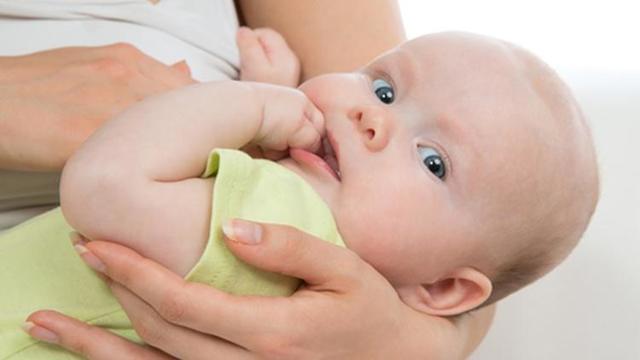 Дитина не наїдається грудним молоком: як зрозуміти, що дитині не вистачає молока