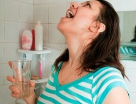 Чим знеболити горло при ангіні: теблеткі і засоби в домашніх умовах