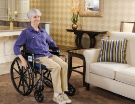 Как выбрать инвалидную коляску для пожилого человека